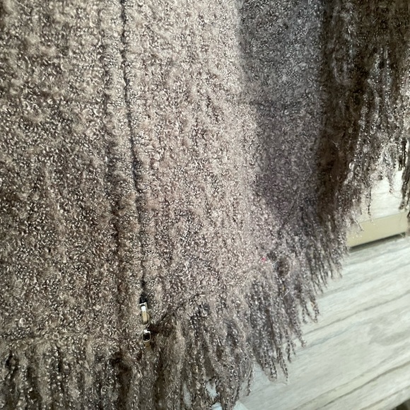 Alyafoi Sweater - Picture 15 of 16